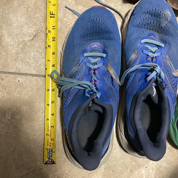 5x pair shoe lot (2) Hoka one one (2) keens (1) Birkenstocks - Picture 6 of 10